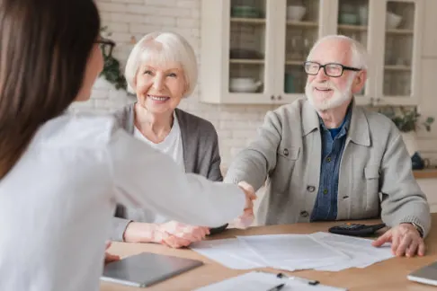 Equipe professionnelle consultant sur la planification de guidance et options de support.